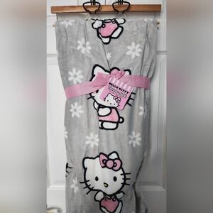 NWT Hello Kitty Gray Daisy Plush Throw Blanket